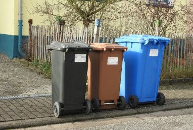 Abfalltonnen Drei Abfalltonnen für Rest-, Bio- und Papiermüll