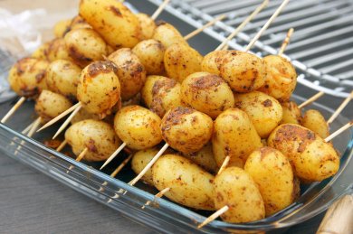 Grillkartoffeln Grillkartoffeln auf einem Rost