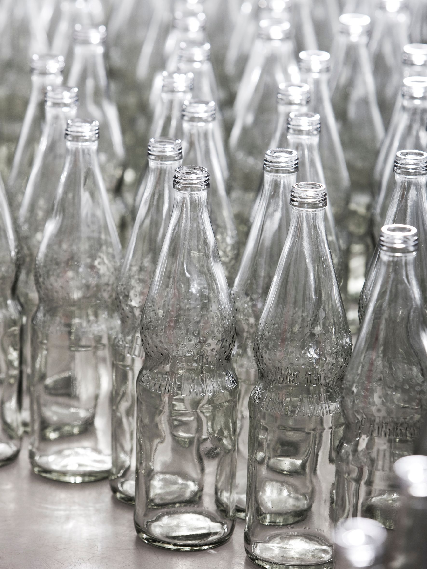 Mehrwegflaschen mehrere Mehrwegflaschen aus Glas