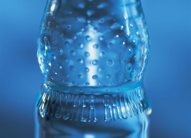 Mehrweg Ausschnitt einer gefüllten Wassermehrwegflasche