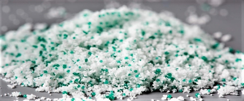 Mikroplastik Mikroplastik in weiß und grün