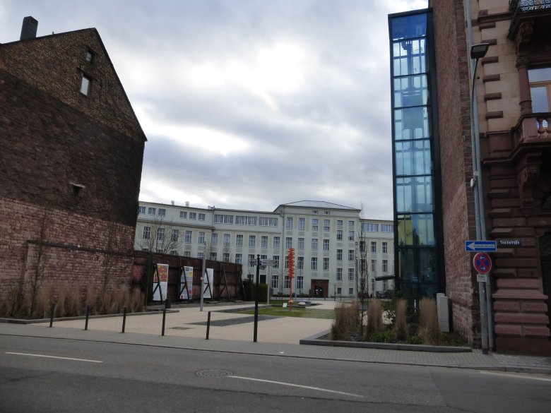 Durchgang zum Mitmachmuseum Dynamikum Durchgang zum Mitmachmuseum Dynamikum