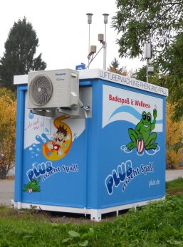 Luftmessstation Pirmasens-Stadtmitte Luftmessstation Pirmasens-Stadtmitte mit Werbung von Plub