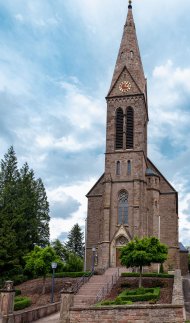 Blick auf Kirche Fehrbach Haupteingang 