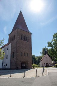 Kirchen Erlenbrunn Blick auf Kirche Erlenbrunn seitlich bei Sonnenschein
