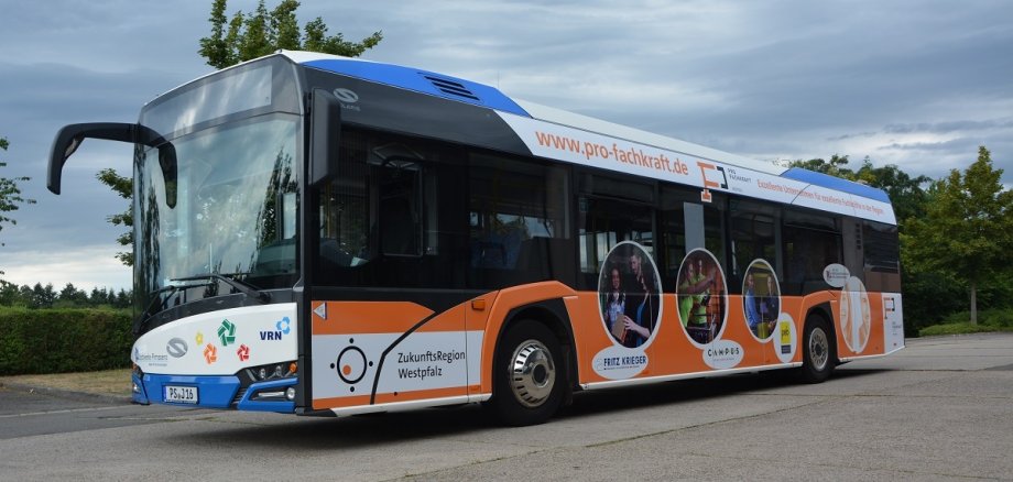 Pro Fachkraft Bus Bus mit Pro Fachkraft Werbung