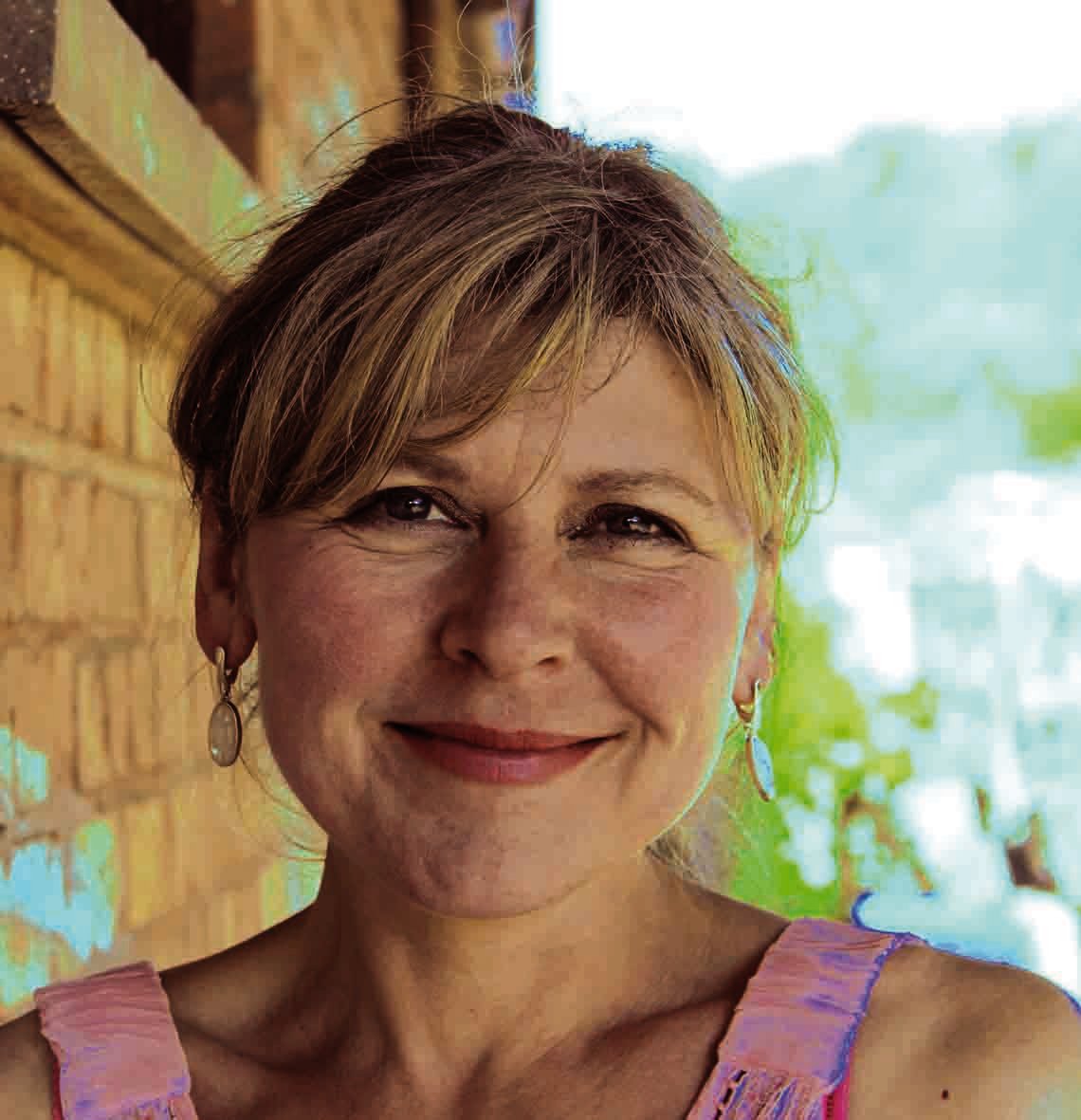 Heimspiel für Monika Geier: Die in Thaleischweiler-Fröschen lebendende Autorin stellt auf Einladung der Stadtbücherei ihren neuesten Kriminalroman „Ein schönes Kind“ am 21. Mai 2026 im Carolinensaal vor. Portait Monika Geier