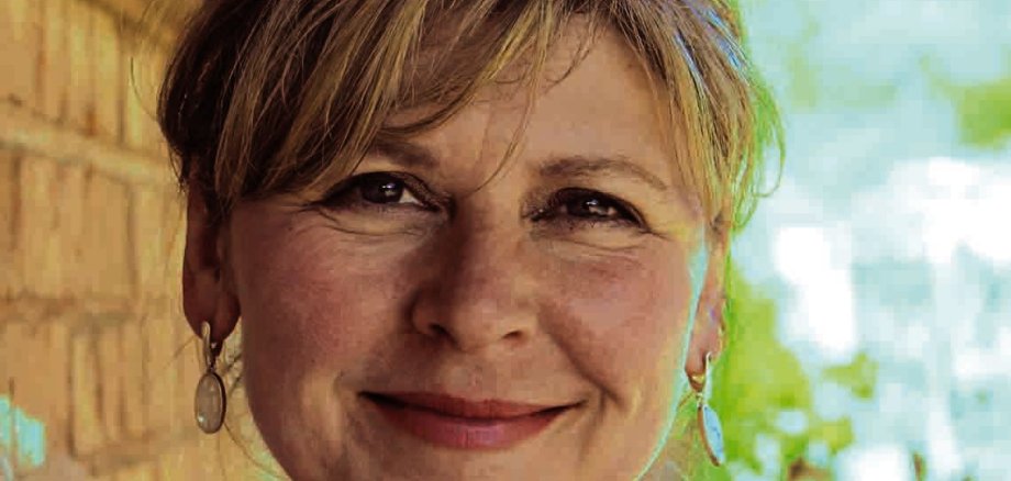 Heimspiel für Monika Geier: Die in Thaleischweiler-Fröschen lebendende Autorin stellt auf Einladung der Stadtbücherei ihren neuesten Kriminalroman „Ein schönes Kind“ am 21. Mai 2026 im Carolinensaal vor. Portait Monika Geier